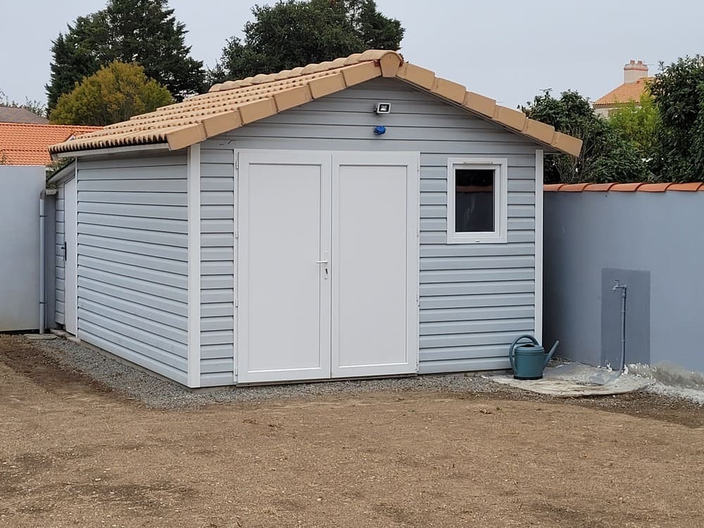 abri de jardin en pvc avec couverture tuile