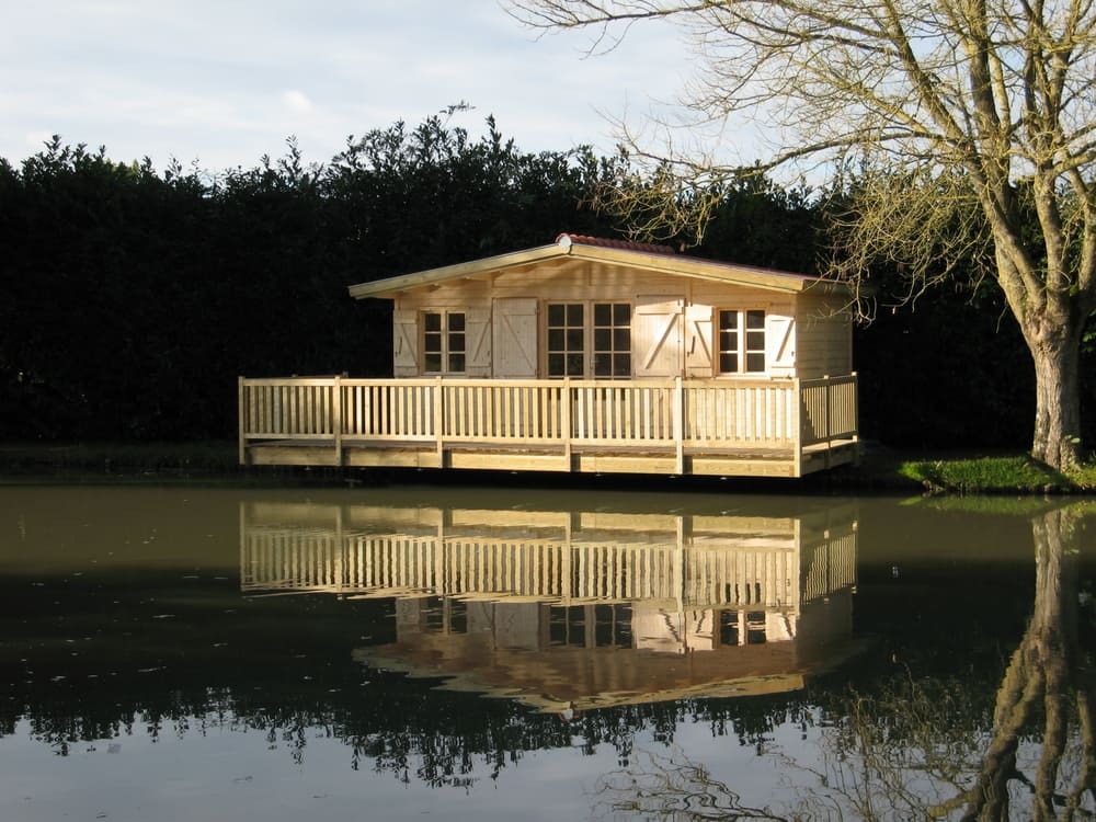 abri de loisirs au bord de l_eau