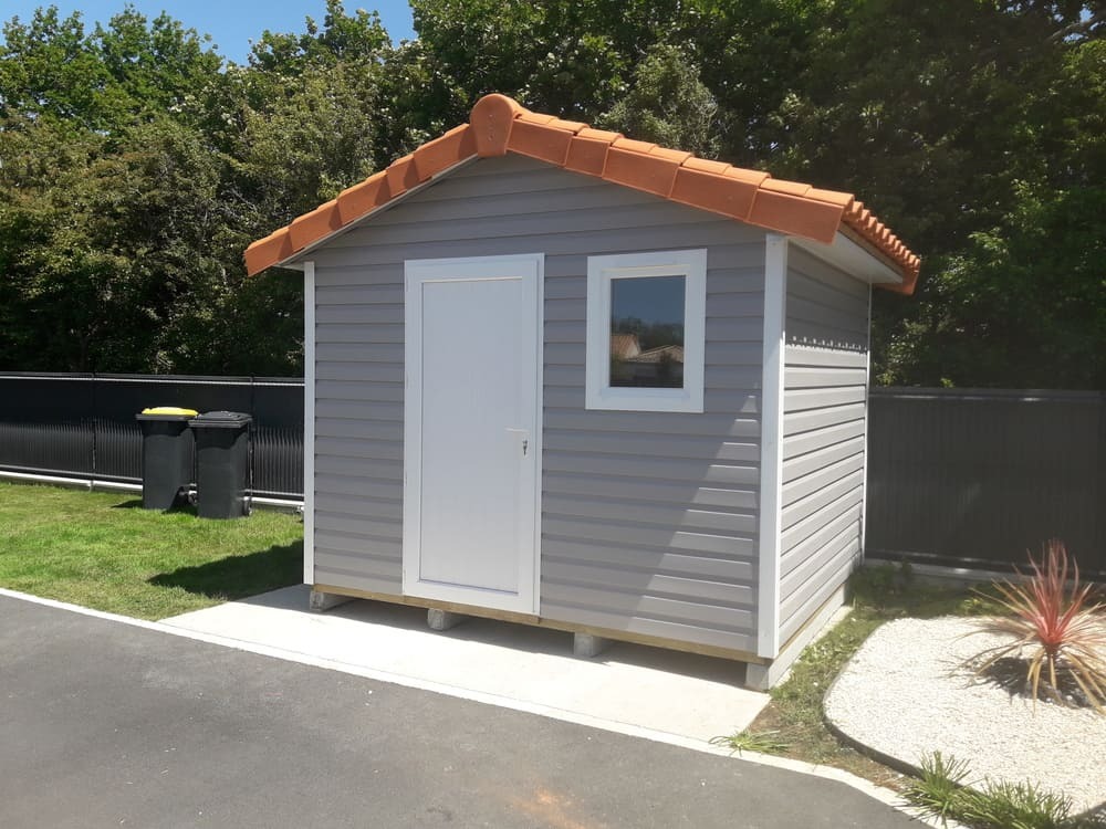 abrio de jardin pvc avec couverture tuile 2m97x2m45