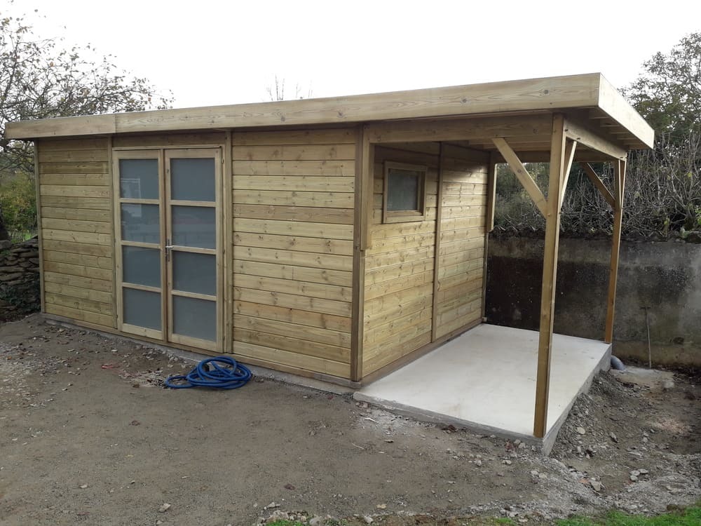 local de rangement + bucher 20m bois trait 3m17x4m63+auvent 1m52