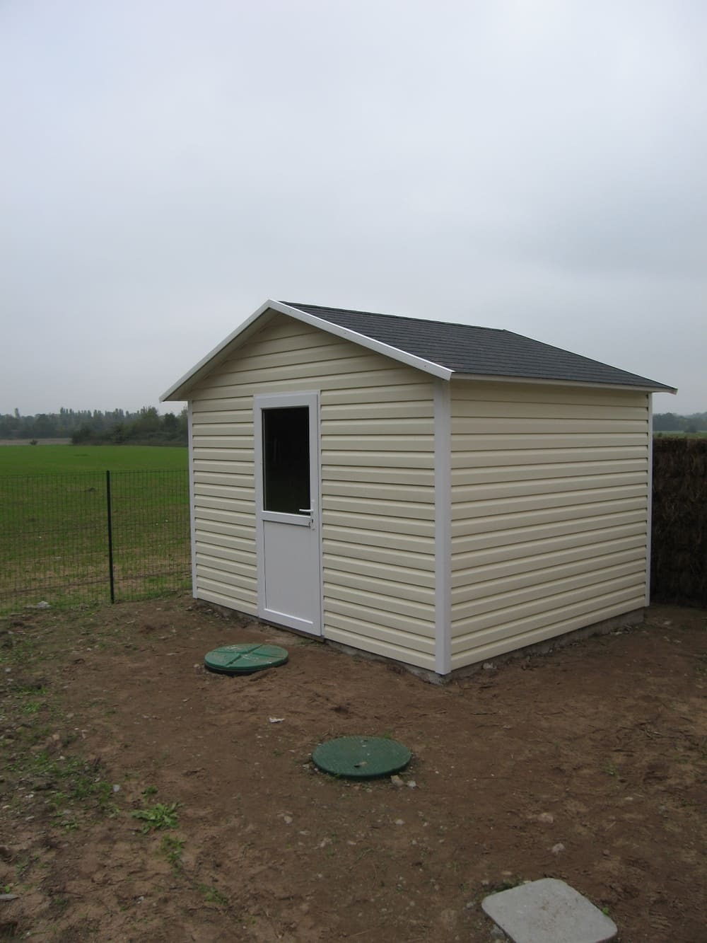 local technique pvc 377x325 option porte semi vitre