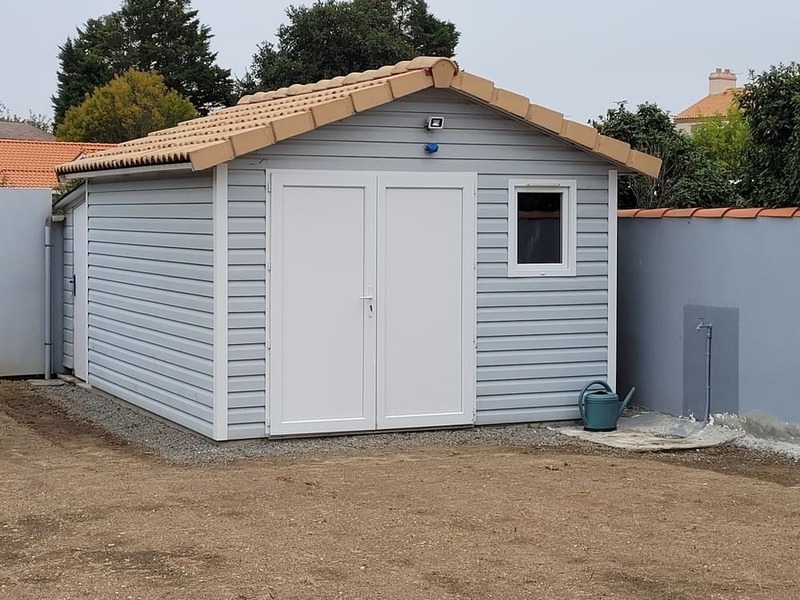 abri de jardin en pvc avec couverture tuile